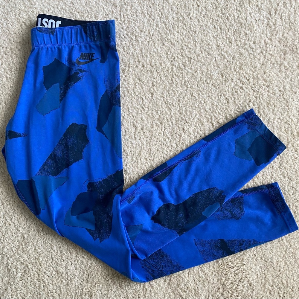 Nike Women’s Blue w/ Black print leggings. Size: M Great condition